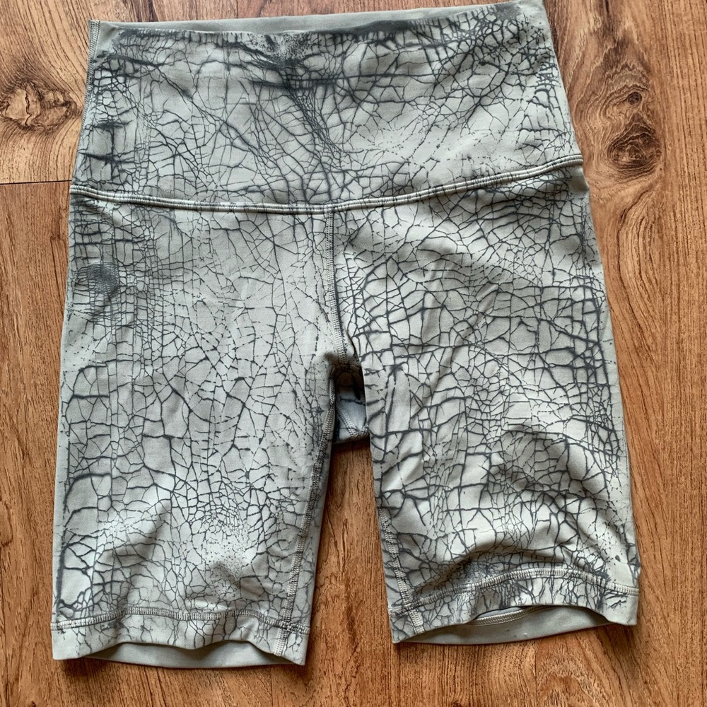 Lululemon Wunderteain 6 inch biker shorts